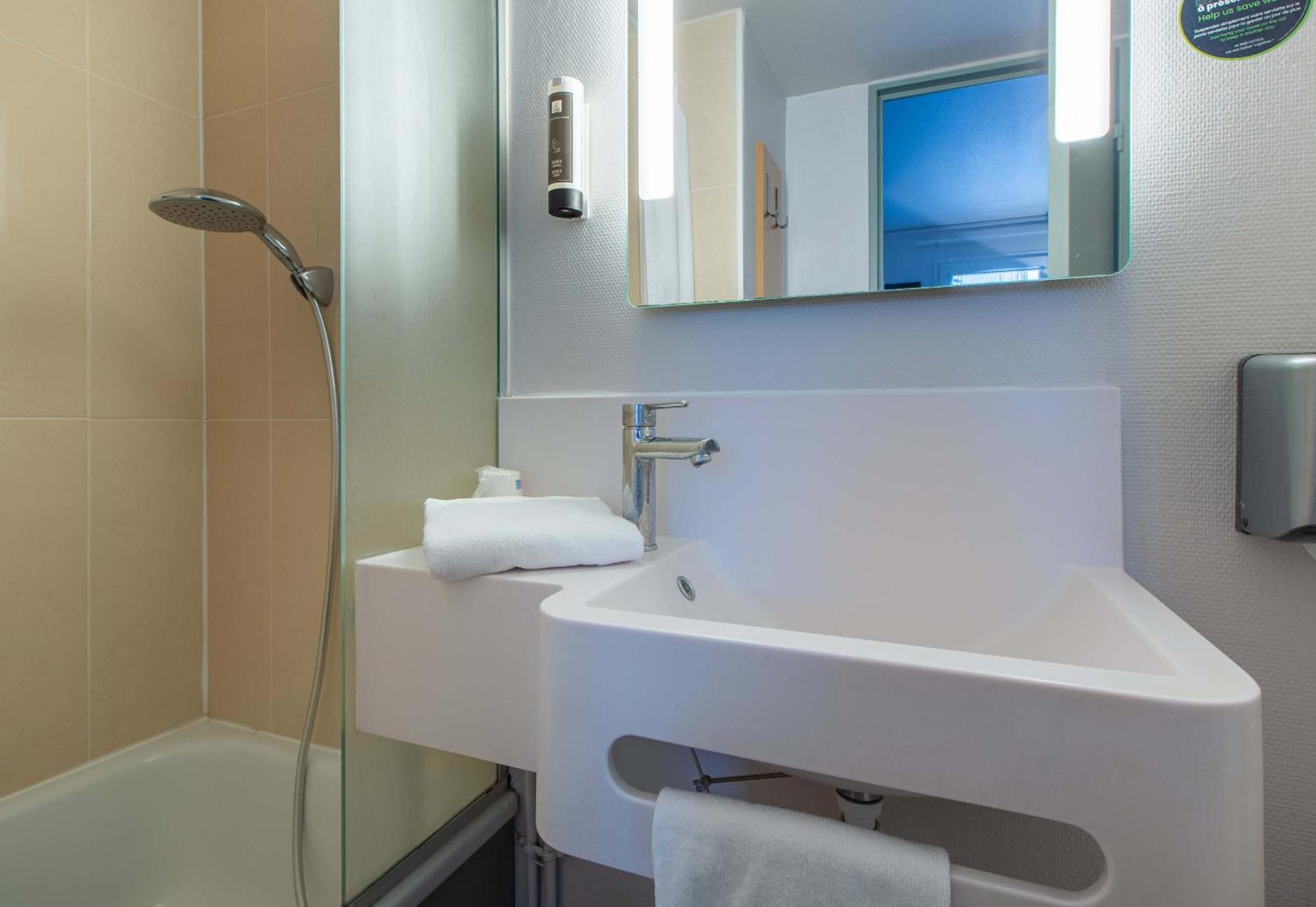 B&B HOTEL CHATEAUROUX Aéroport Déols Esterno foto