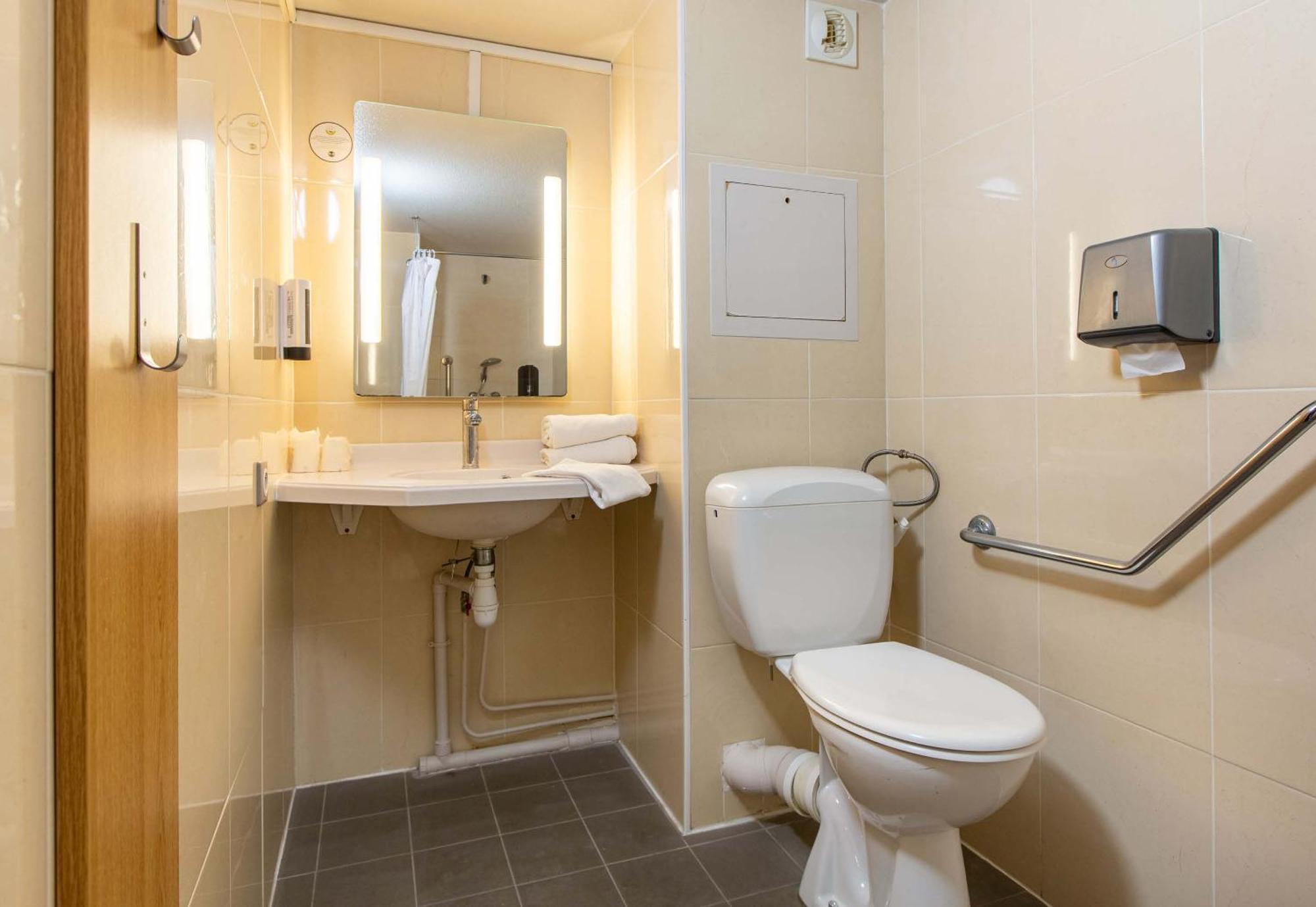 B&B HOTEL CHATEAUROUX Aéroport Déols Esterno foto